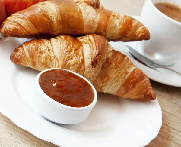 Francouzská snídaně s croissanty — Stock fotografie