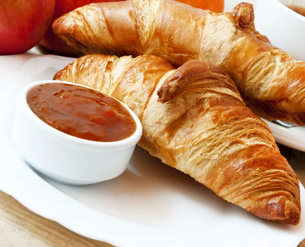 Café da manhã francês com croissants — Fotografia de Stock