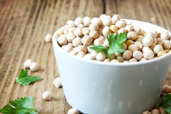 파 슬 리 잎을 가진 원시 chickpeas — 스톡 사진