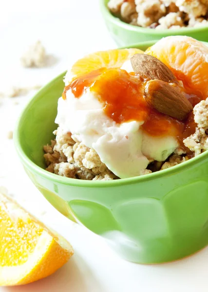 Ciotola di Muesli con yogurt e frutta — Foto Stock