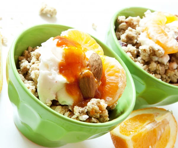 Ciotola di Muesli con yogurt e frutta — Foto Stock