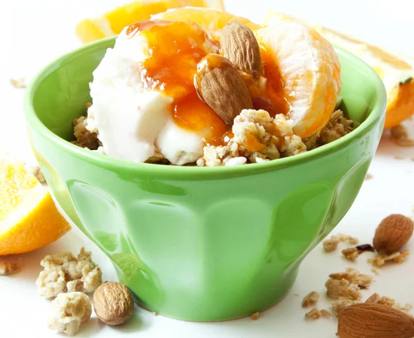 Kom met muesli met yoghurt en fruit — 图库照片