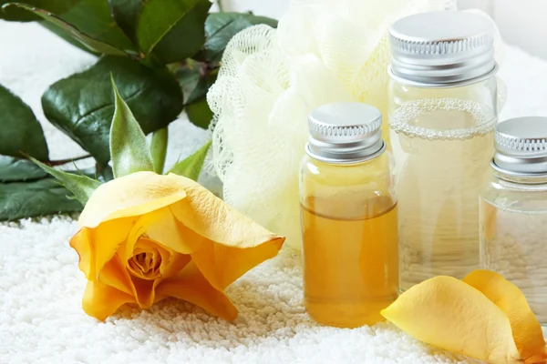 Spa Settlement with Essential Oil Bottles and Rose — Stock Photo, Image