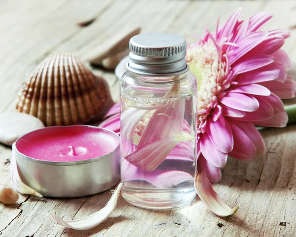 Blume ätherisches Öl Flaschen.Aromatherapie Siedlung — Stockfoto