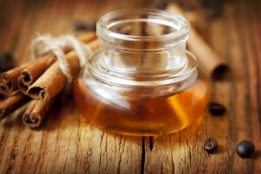 esans şişesi ve tarçın