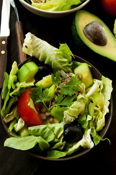 Frischer Salat mit Avocado, Salat und Oliven — Stockfoto