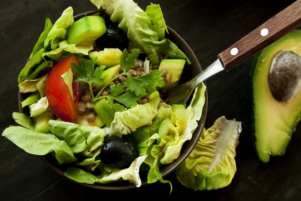 Salada fresca com abacate, alface e azeitonas — Fotografia de Stock