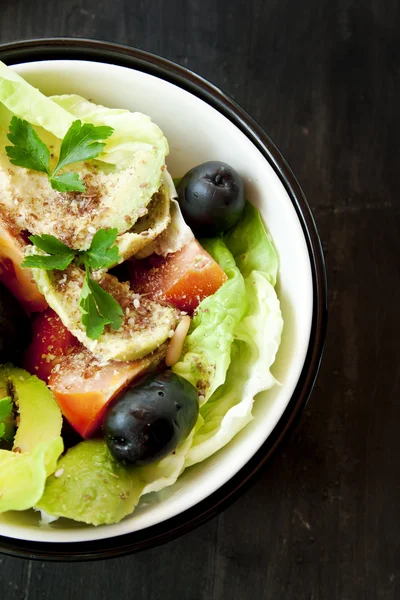 Avocado salade met zaden en groenten — Stockfoto