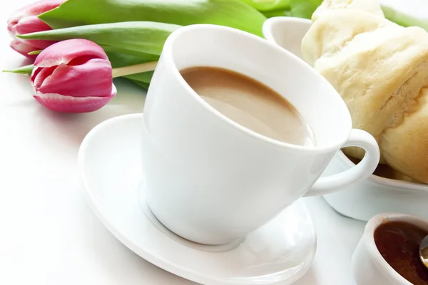 早晨咖啡杯子牛角包和鲜花 — 图库照片