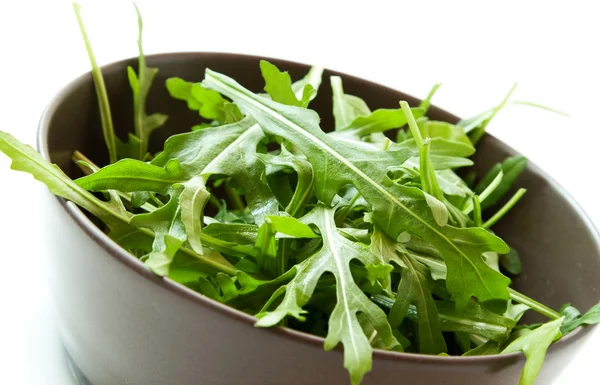 Ensalada de rúcula fresca en un tazón — Foto de Stock