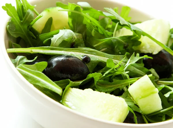 Frischer Salat mit Rucola, Oliven und Balsamico — Stockfoto