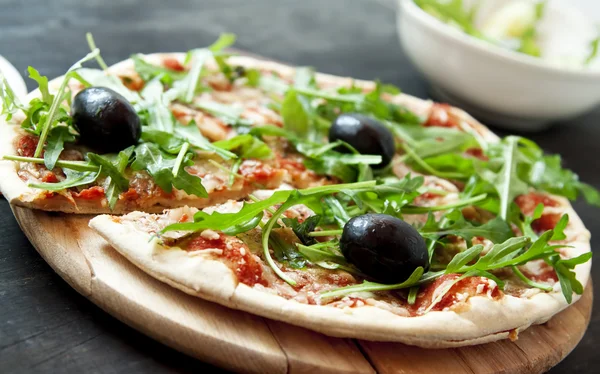 Pizza Margherita with Fresh Arugula Leaves and Olives — Stock Photo, Image