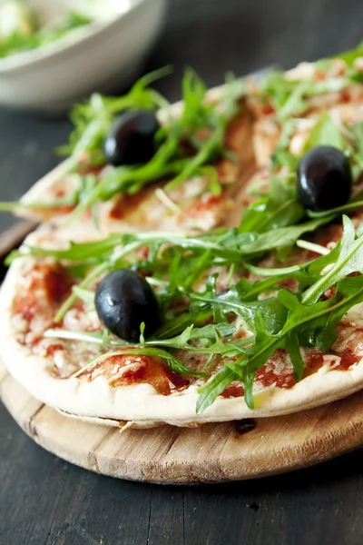 Closeup of Pizza Margherita with Arugula and Olives — Stock Photo, Image
