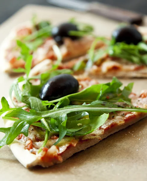 Slice of Pizza Margherita Closeup with Arugula and Olives — Stock Photo, Image