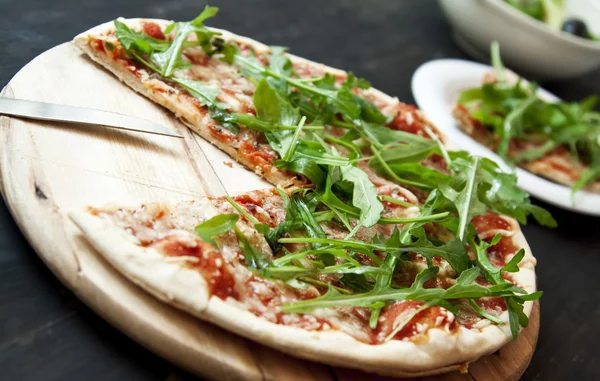 Pizza Margherita com folhas frescas de Arugula — Fotografia de Stock