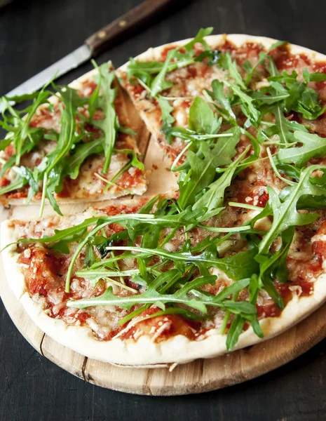 Pizza Margherita com folhas frescas de Arugula — Fotografia de Stock