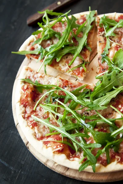Pizza Margherita com folhas frescas de Arugula — Fotografia de Stock