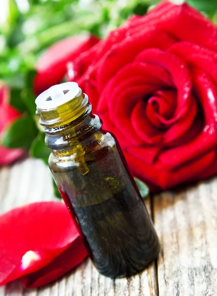 Botella de aceite esencial de rosas — Foto de Stock