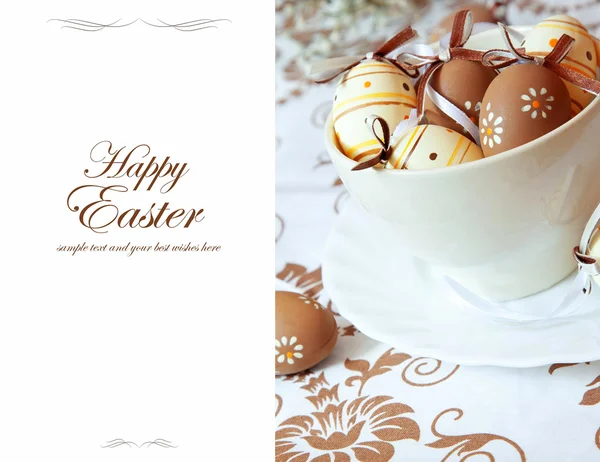 Velikonoční pozdrav s malovaná velikonoční vajíčka — Stock fotografie
