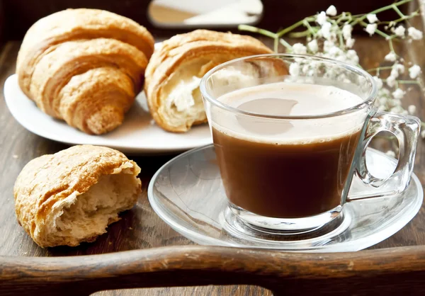 卡布奇诺咖啡在透明杯和牛角面包 — 图库照片