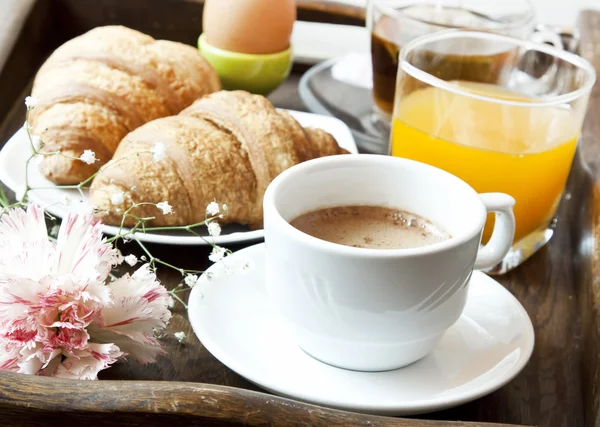 Francuskie śniadanie z kawą, kwiat i rogaliki — Zdjęcie stockowe