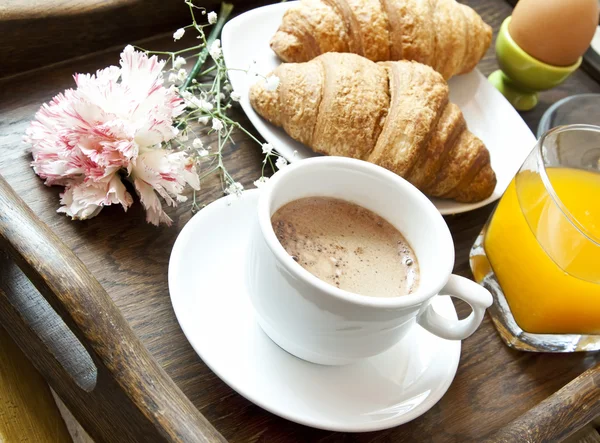 Desayuno francés con café, flores y cruasanes — Foto de Stock