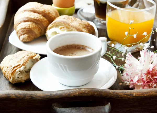 Café da manhã francês com café, flor e croissants — Fotografia de Stock