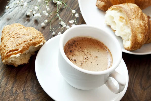 Morgonkaffe och croissanter — Stockfoto