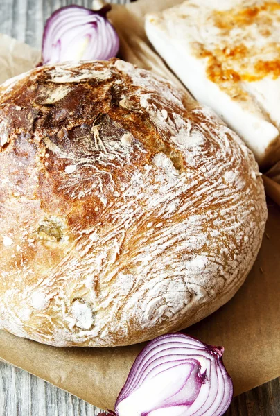 Pão assado com cebola e bacon — Fotografia de Stock