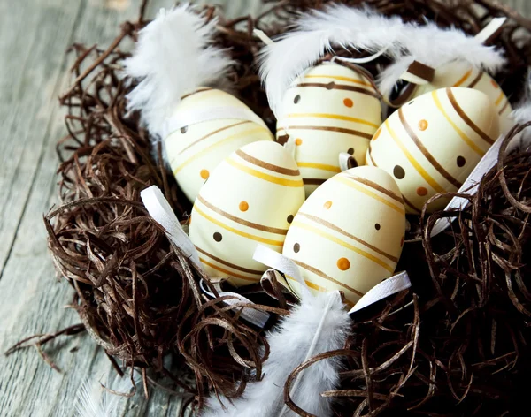 Velikonoční vejce v hnízdě s jemné peří — Stock fotografie