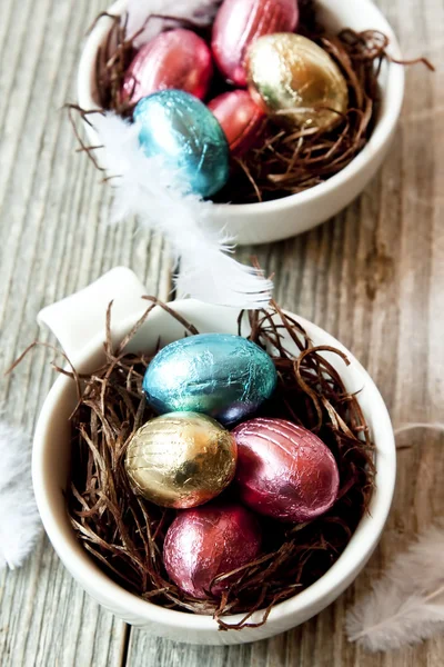 रंगीत ओघ मध्ये चॉकलेट इस्टर अंडी — स्टॉक फोटो, इमेज