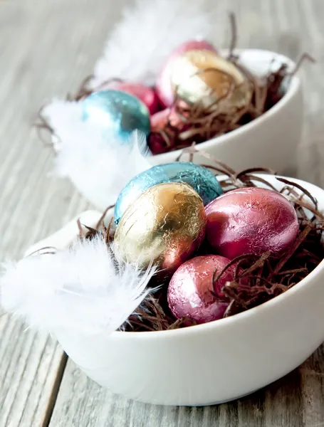 Пасхальные яйца шоколада в красочных обертках — стоковое фото