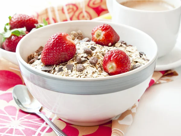 在一个碗里的牛奶什锦早餐草莓 — 图库照片
