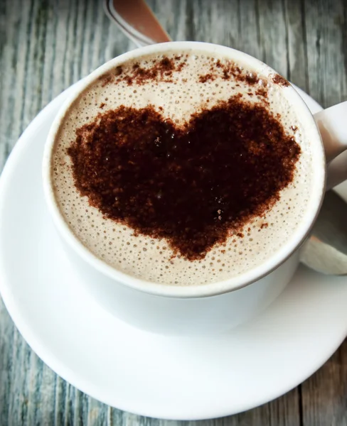 Cappuccino-Tasse mit Herzform — Stockfoto