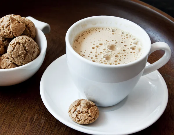 Cappuccino con galletas amaretti — Foto de Stock