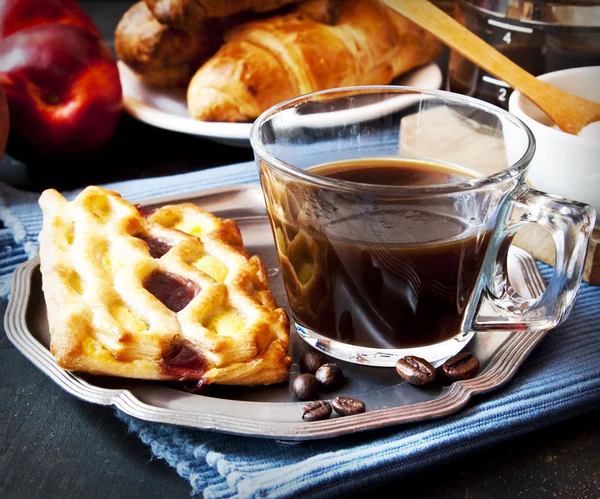 Kaffeetasse und Puddingkuchen — Stockfoto