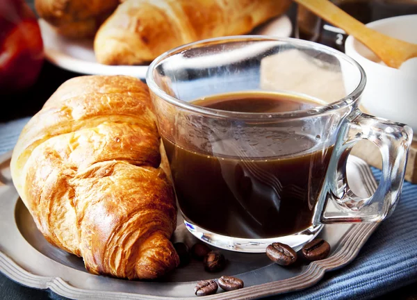 Desayuno con café y croissant —  Fotos de Stock