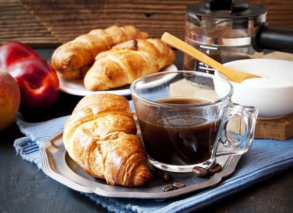 Café da manhã com café e croissants — Fotografia de Stock