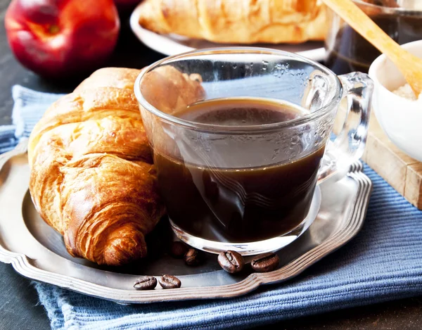 Café da manhã com café e croissants — Fotografia de Stock