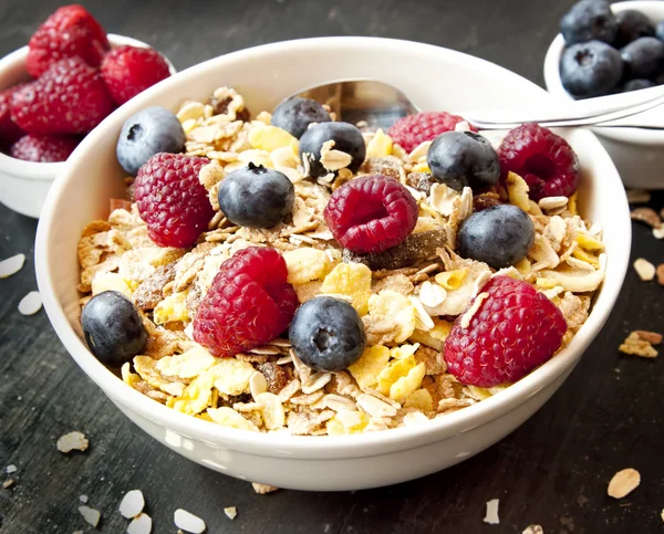 Muesli com bagas para café da manhã — Fotografia de Stock