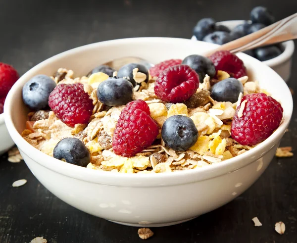 Müsli med bär till frukost — Stockfoto