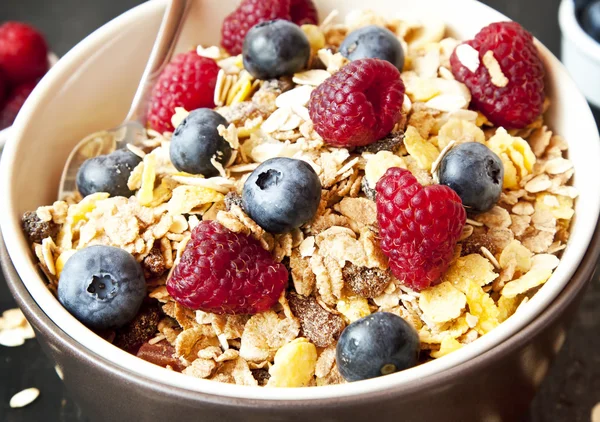 Müsli med bär till frukost — Stockfoto