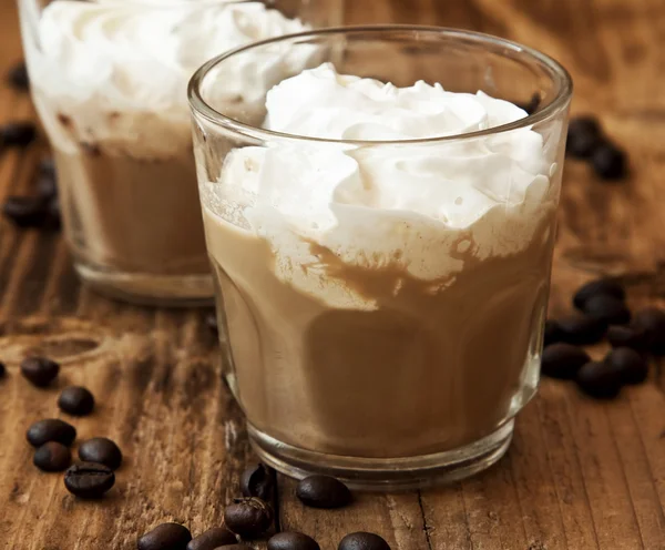 Latte café dans des verres à la crème — Photo