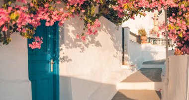 Santorini adasında mavi kapılı beyaz Kiklad mimarisi, Yunanistan geniş panoramik formatında. Seyahat yeri geçmişi, eski geleneksel cadde, sokak macerası