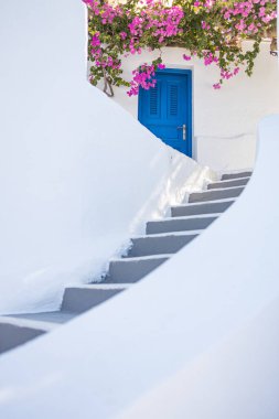 Santorini adasında mavi kapılı beyaz Kiklad mimarisi, Yunanistan geniş panoramik formatında. Seyahat yeri geçmişi, eski geleneksel cadde, sokak macerası