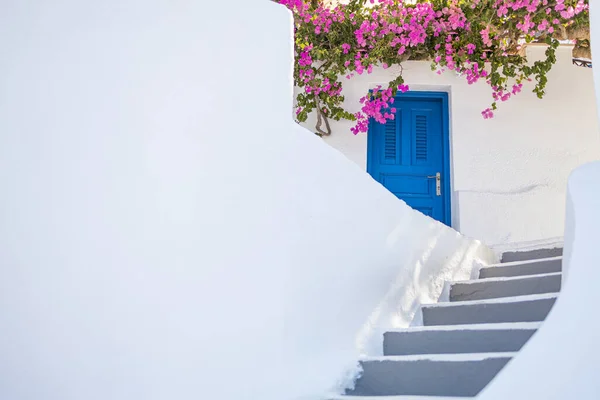Λευκή Κυκλαδίτικη Αρχιτεκτονική Μπλε Πόρτα Στο Νησί Της Σαντορίνης Ταξιδιωτικός — Φωτογραφία Αρχείου