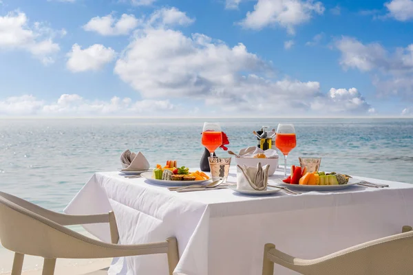 サントリーニ島のホテルで朝食の時間 新鮮なオムレツと海の景色の上にジュースと果物と豪華な気分 豪華な夏の旅行休暇の背景 ハッピーリラックスビブ カップルの朝のクローズアップテーブル — ストック写真