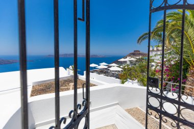 İnanılmaz panoramik manzara, lüks seyahat tatili. Oia şehir merdivenleri, Santorini adasında mavi kapılar, Yunanistan. Caldera, Ege denizi üzerinde mavi kubbeleri olan geleneksel ve ünlü evler ve kiliseler