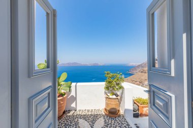 İnanılmaz panoramik manzara, lüks seyahat tatili. Oia şehir merdivenleri, Santorini adasında mavi kapılar, Yunanistan. Caldera, Ege denizi üzerinde mavi kubbeleri olan geleneksel ve ünlü evler ve kiliseler