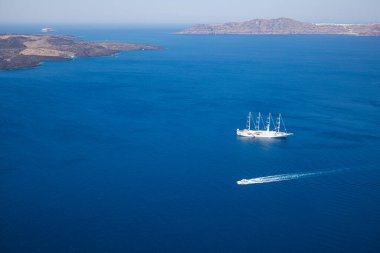 Denizde seyreden tekne manzarası 